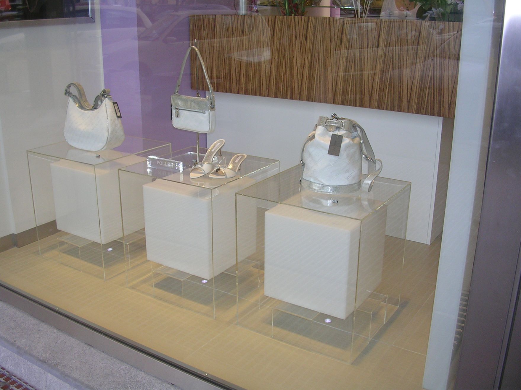 espositore in plexiglass per negozi
