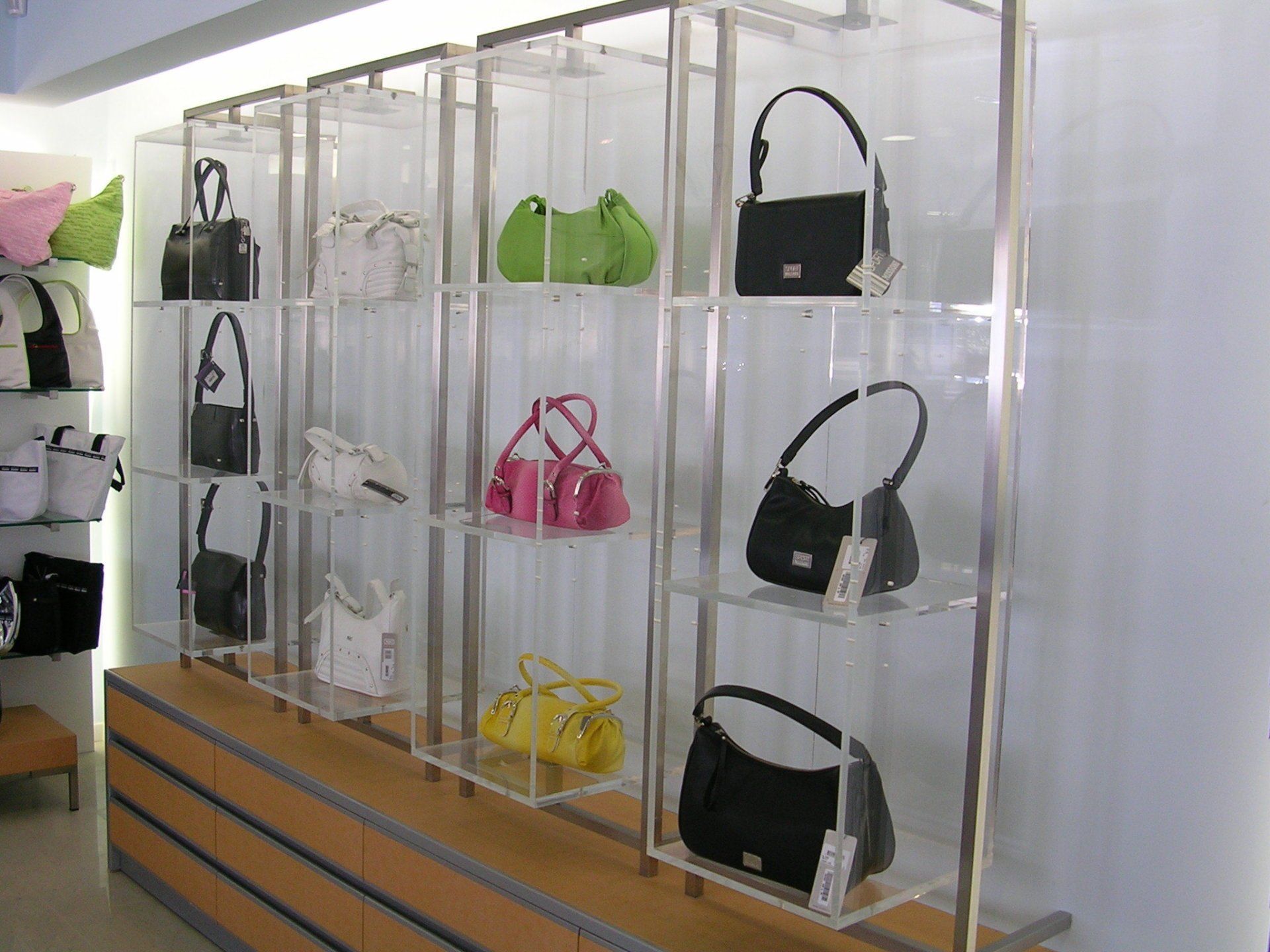 espositore in plexiglass per negozio di borse