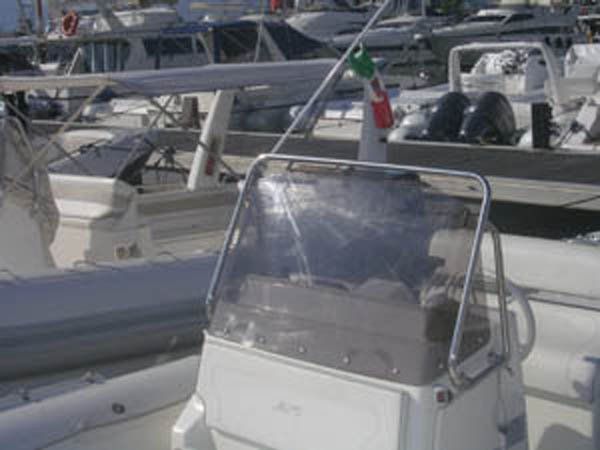 barca con elemento in plexiglass scuro