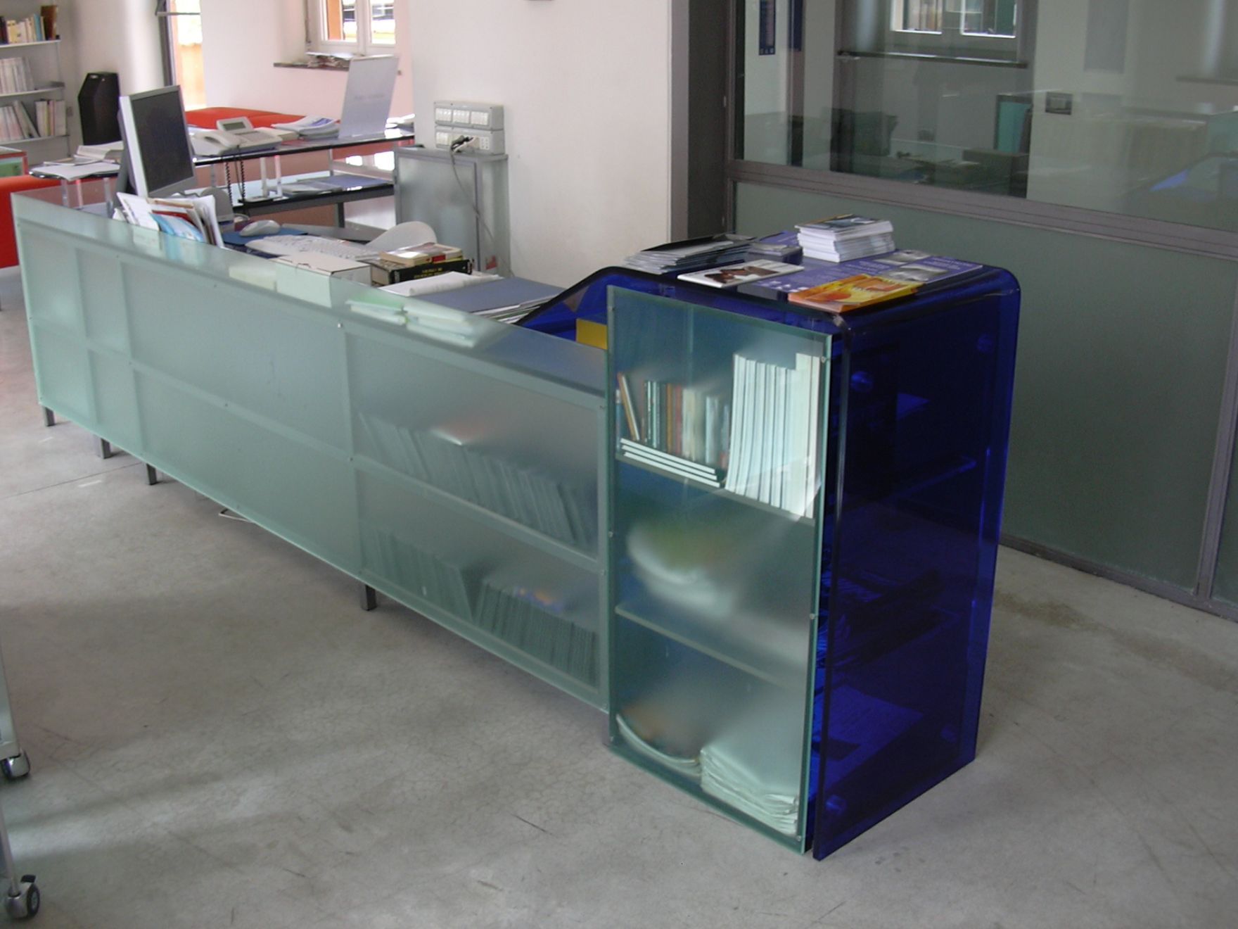 mobile su misura con elementi in plexiglass
