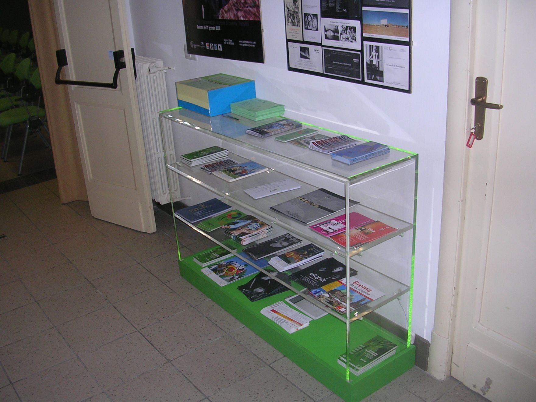 espositore di cataloghi in materiale plastico resistente