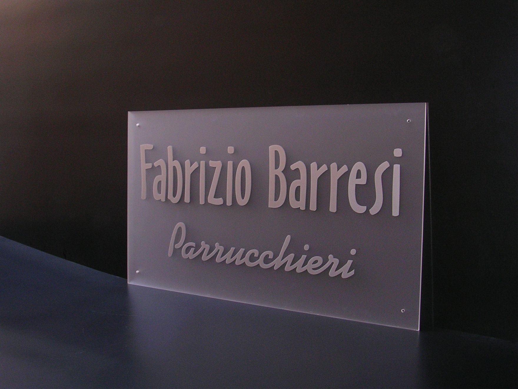 insegna in plexiglass salone di parrucchiere