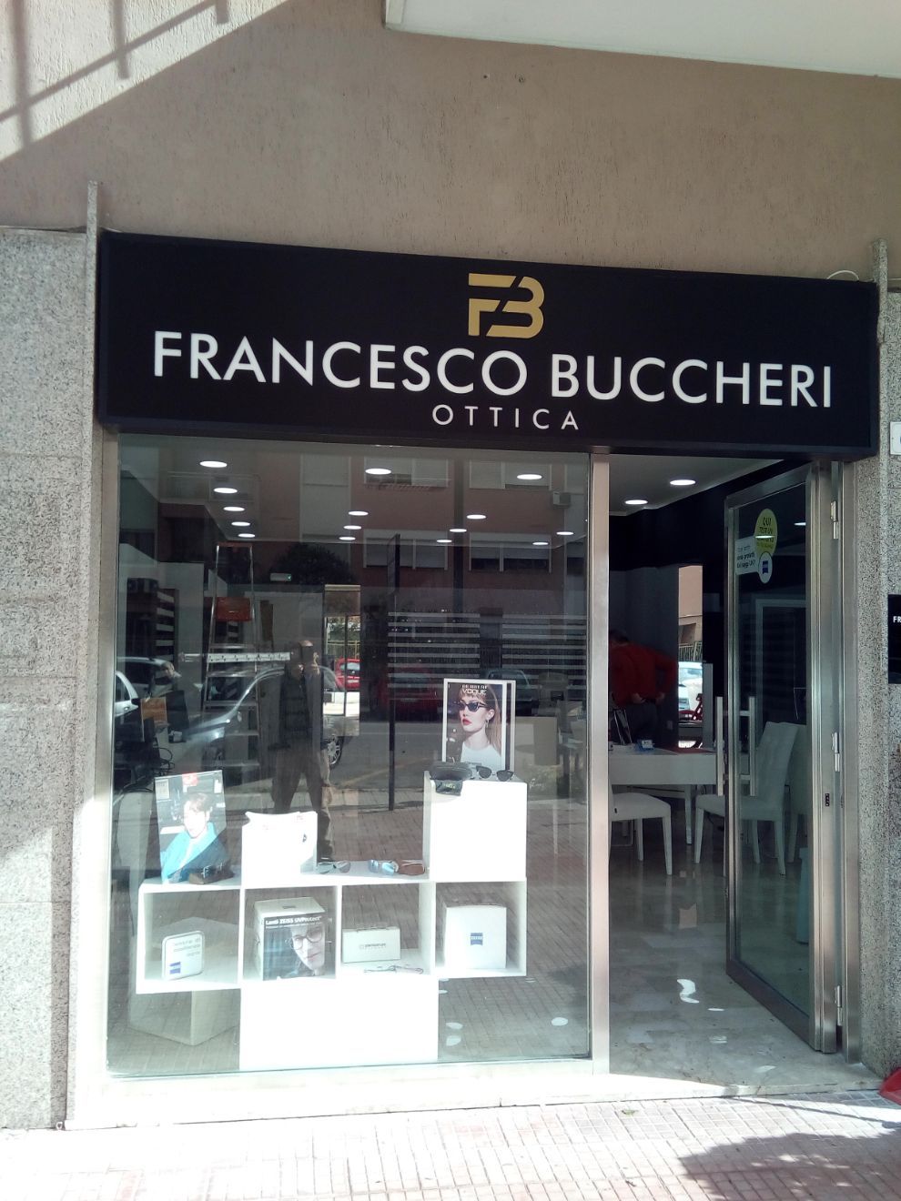 insegna in plexiglass negozio