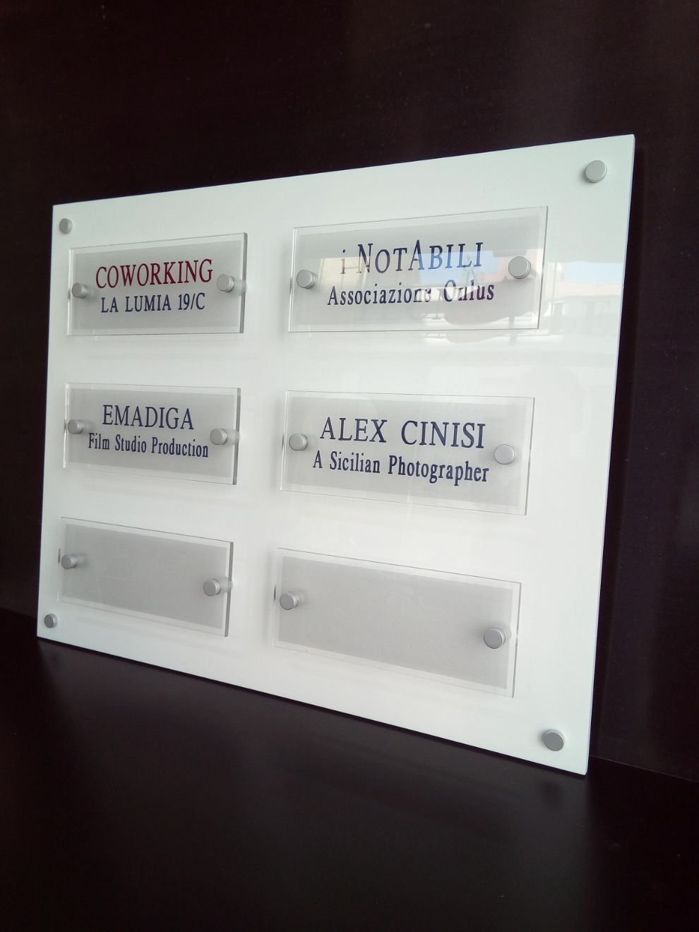 insegne in plexiglass con incisioni su targhe