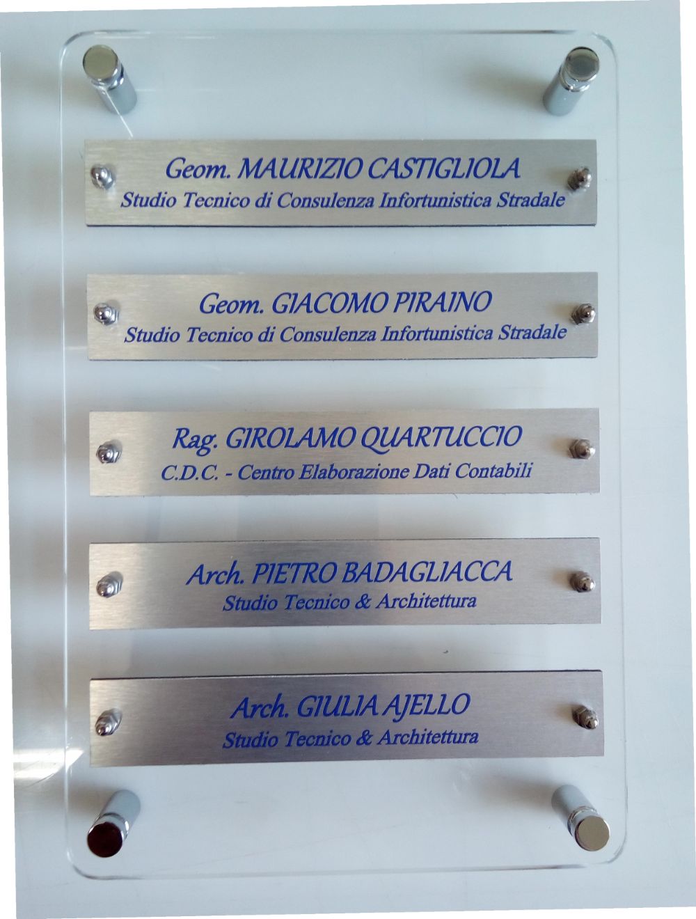 insegne in plexiglass con targhe incise