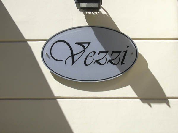insegna incisa