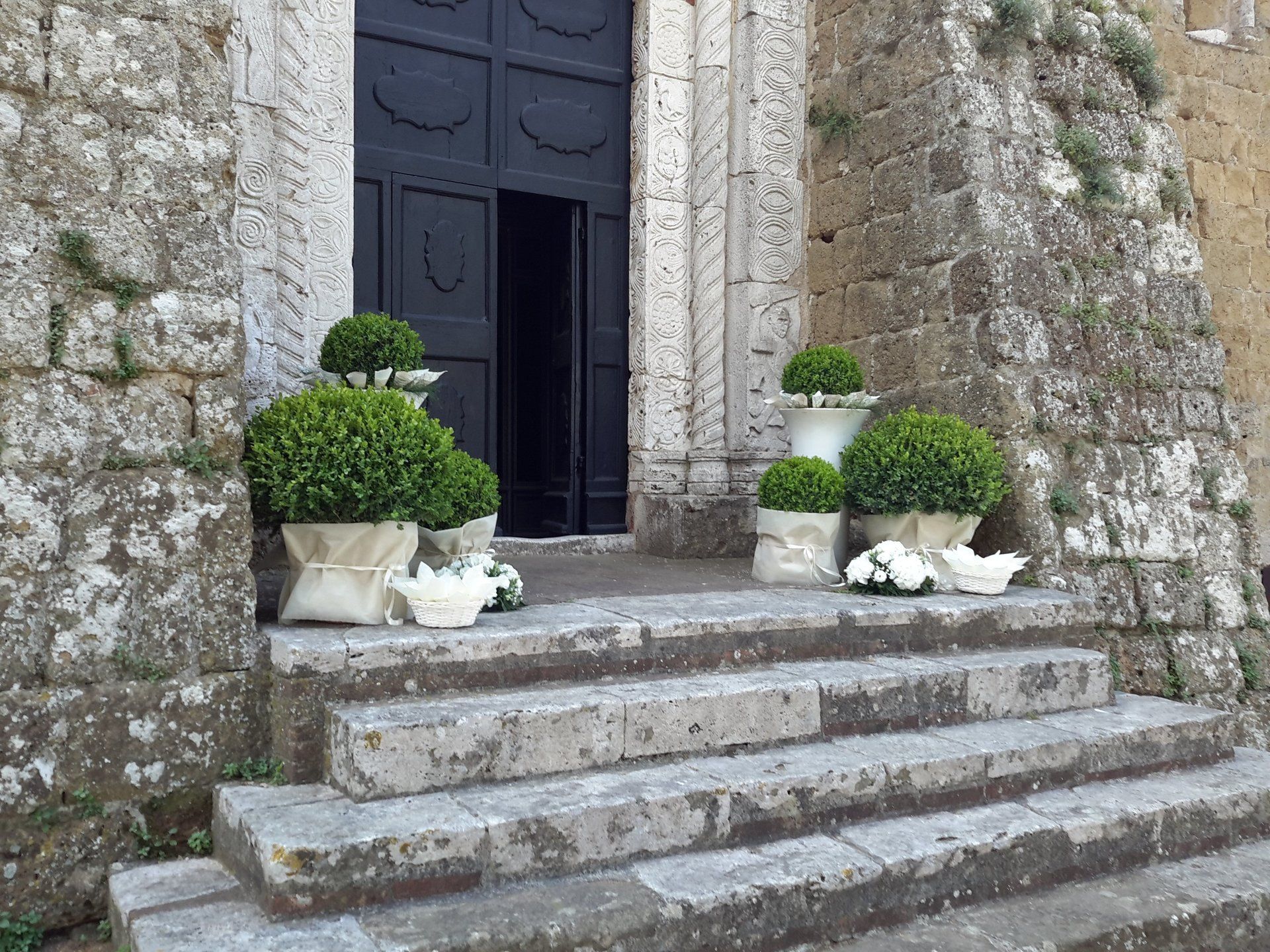 scalinata di una chiesa addobbata per matrimonio