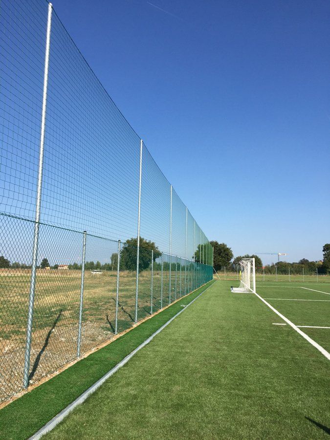 Recinzione in rete di metallo per campo da calcio