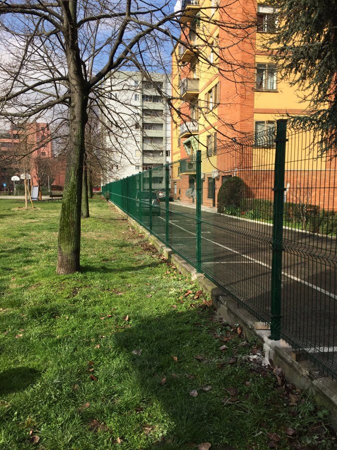 Recinzione in rete di metallo per condominio