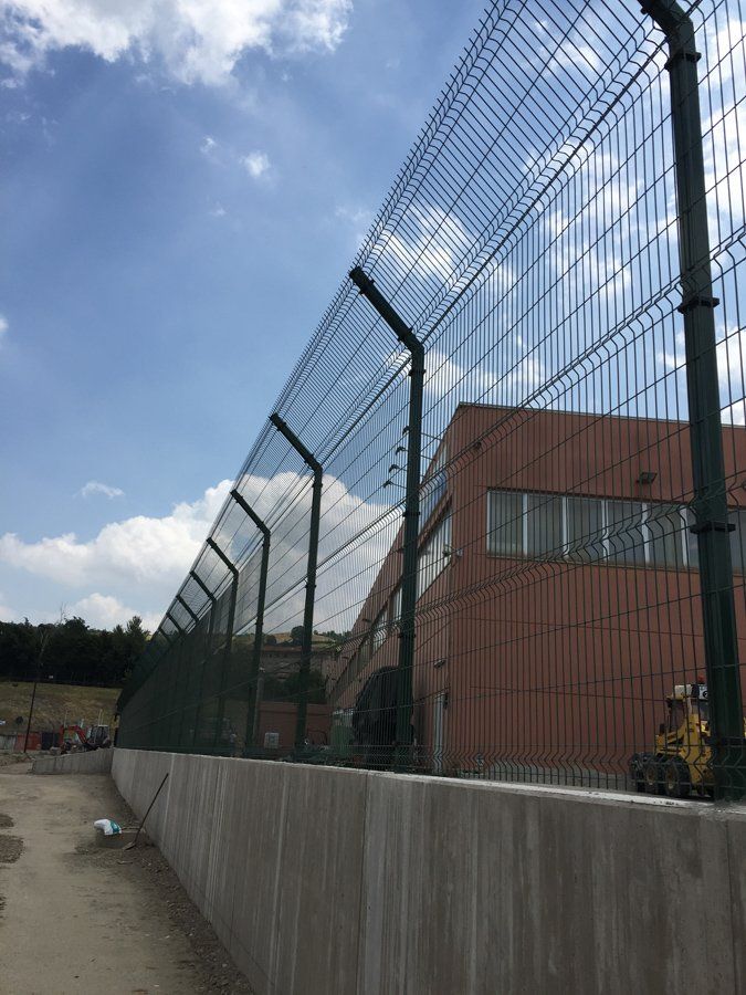 Recinzione in rete di metallo con pali a T