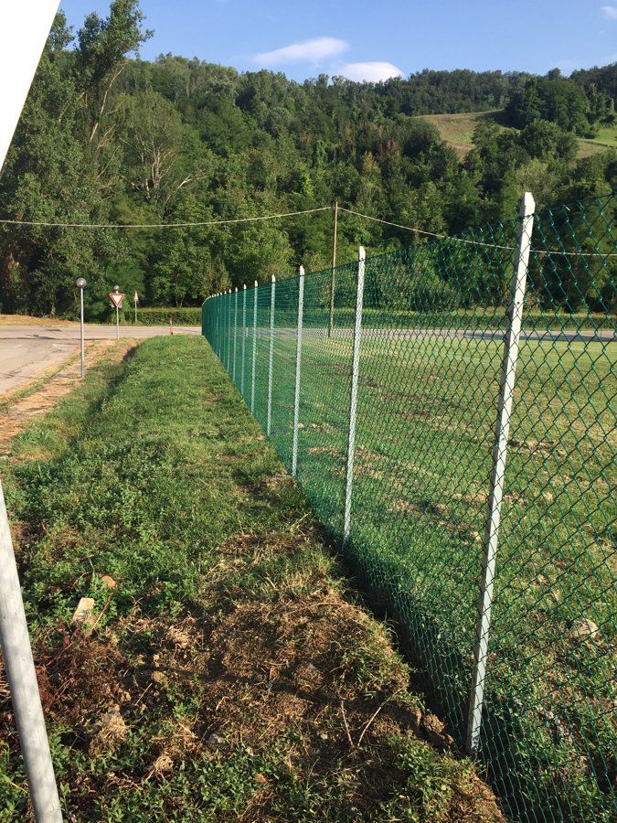 Recinzione in rete di metallo per campo