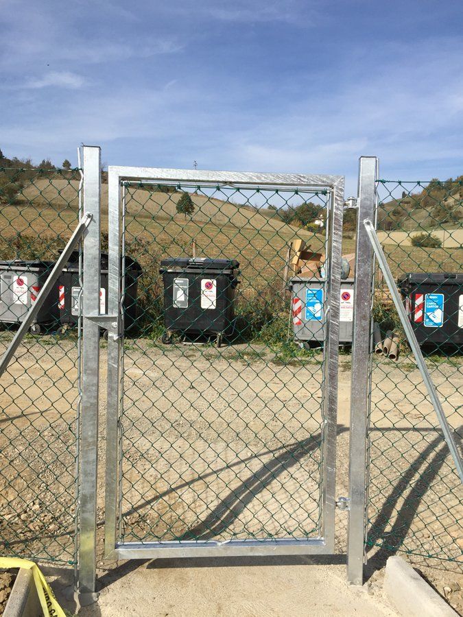 Recinzione in metallo in stazione ecologica