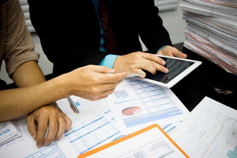 due persone che effettuano una valutazione d'azienda