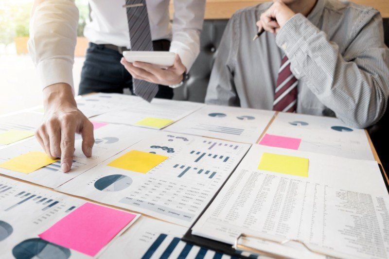 due persone che lavorano su grafici aziendali