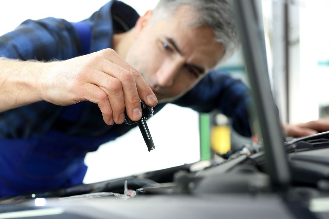 Meccanico che controlla vettura
