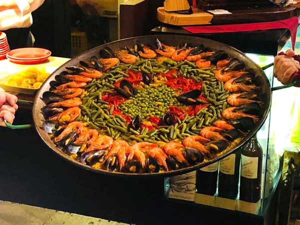 A large pan filled with shrimp mussels and green beans