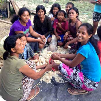 Filipinas enjoying a meal together