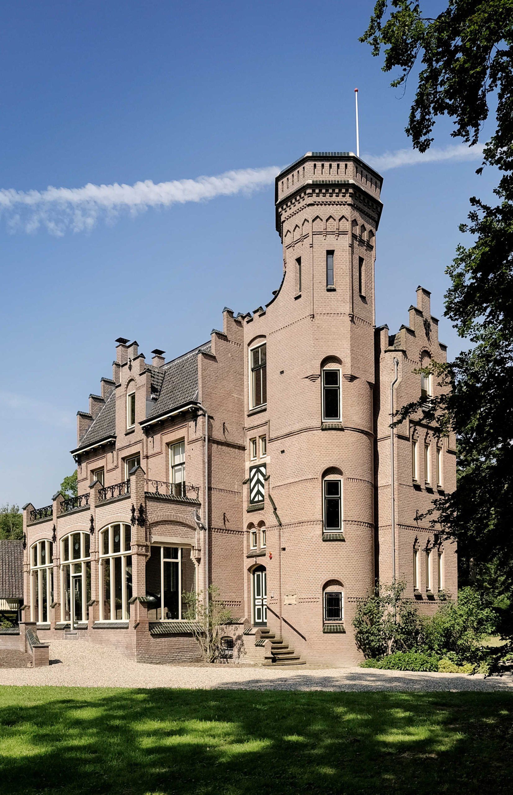 Een groot bakstenen gebouw met een toren erop