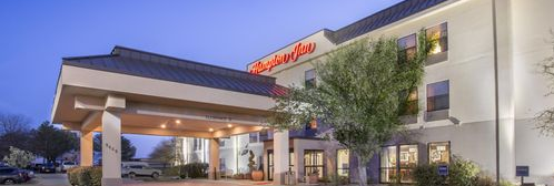 Click to go to site Hampton Inn front entrance at night