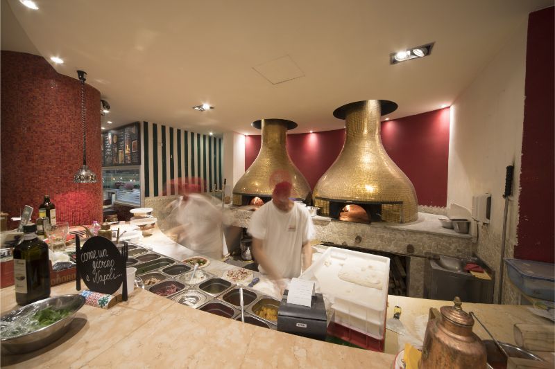 Pizzaioli al lavoro