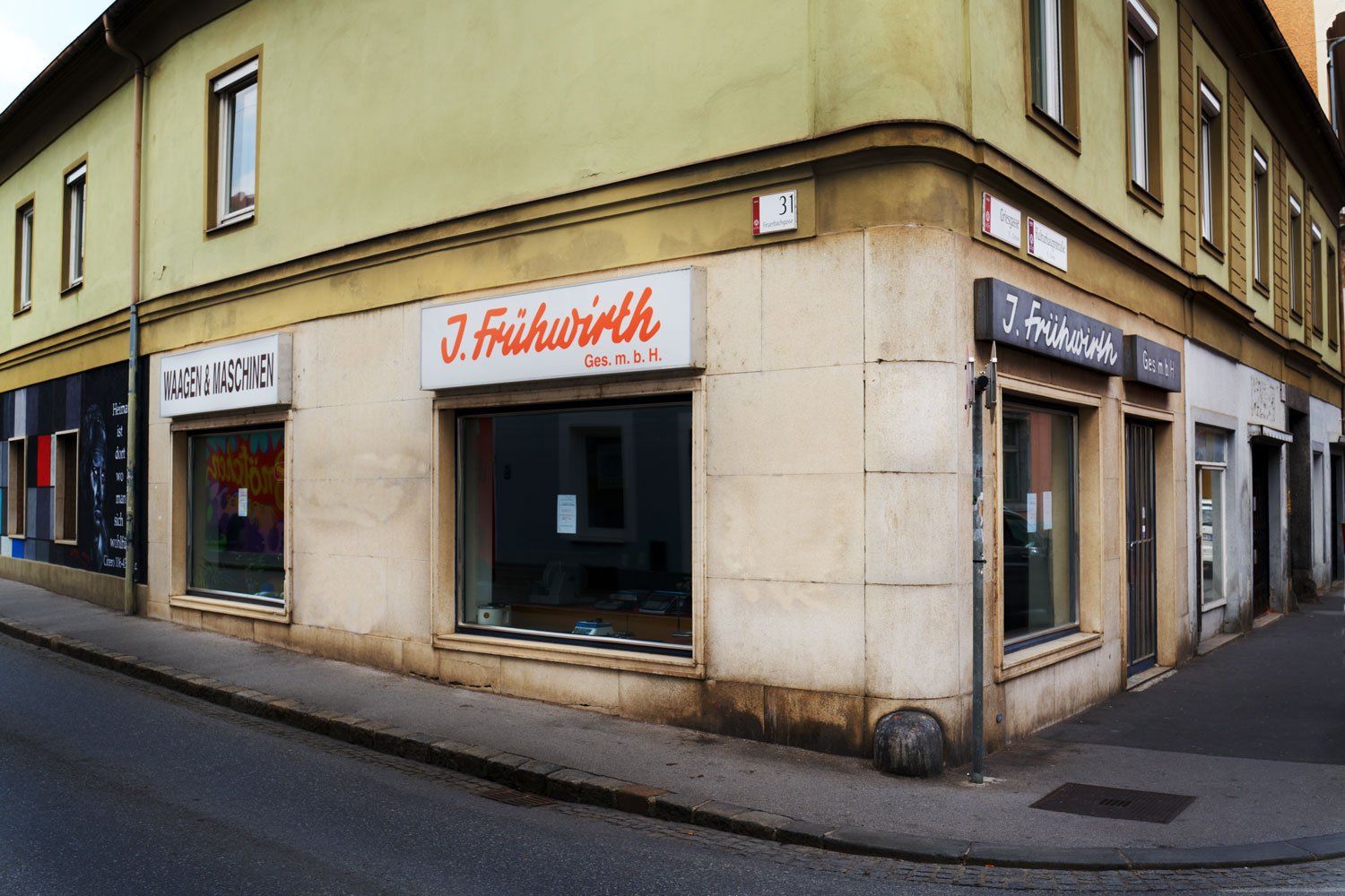 Ein Gebäude mit einem Schild mit der Aufschrift „J. Frischwirth“ darauf