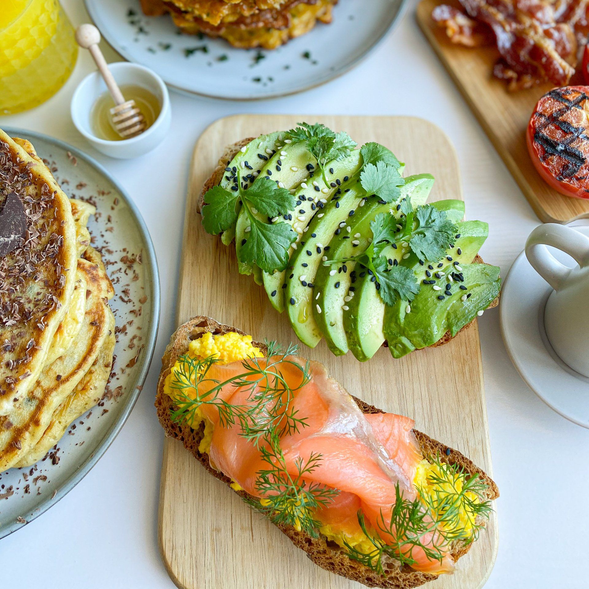 colazione breakfast brunch fritta pancakes avocado salmon honey granola bacon coffe