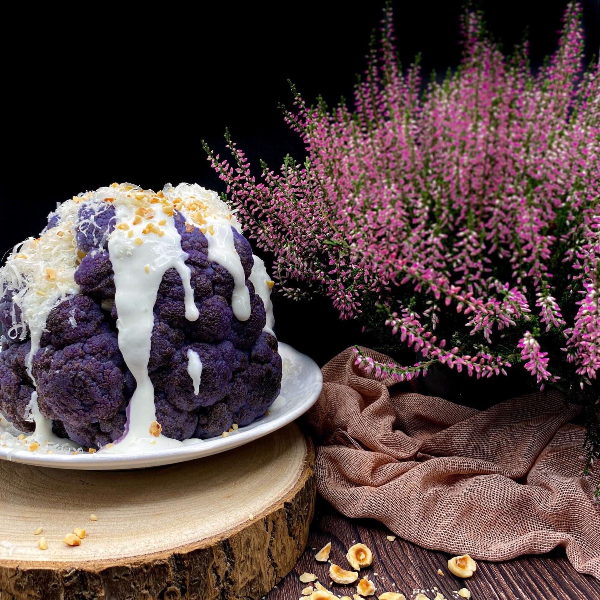 cavolfiore viola salsa di yogurt nocciole
