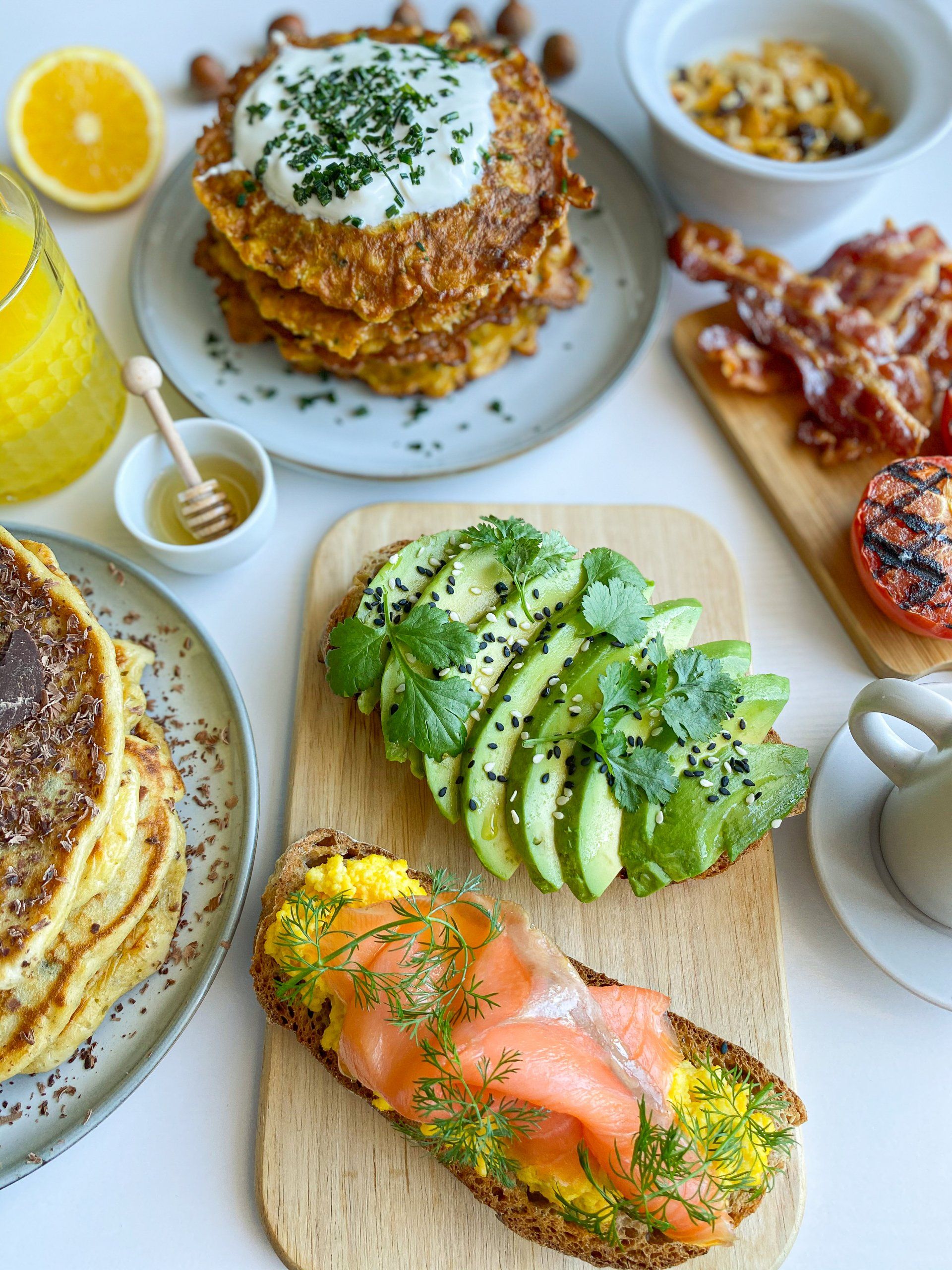 brunch avocado salmone eggs frittas becon
