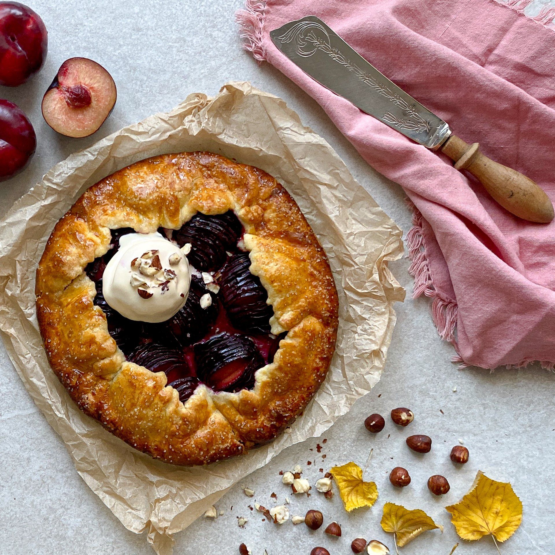 tart rustica prugne rosse gelato vaniglia nocciole