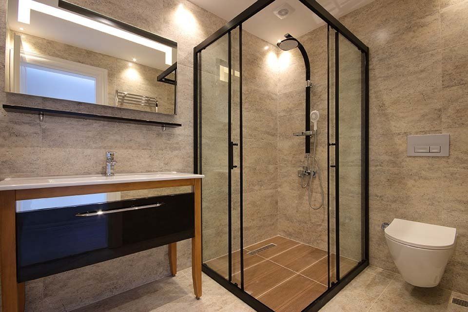 angolo di un bagno con lavello e box doccia