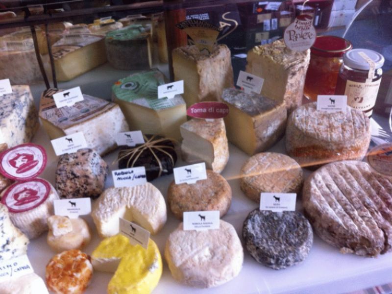 Vendita di formaggi misti piemontesi