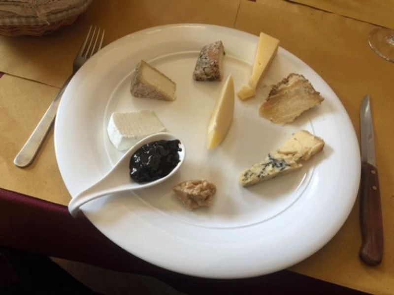 Menu degustazione di formaggi misti con marmellata