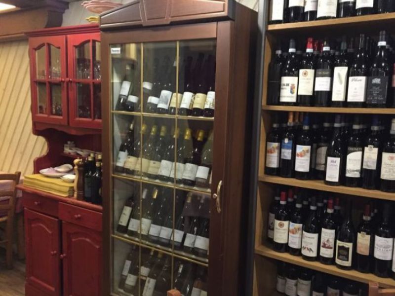 Espositori di vini nazionali bianchi e rossi