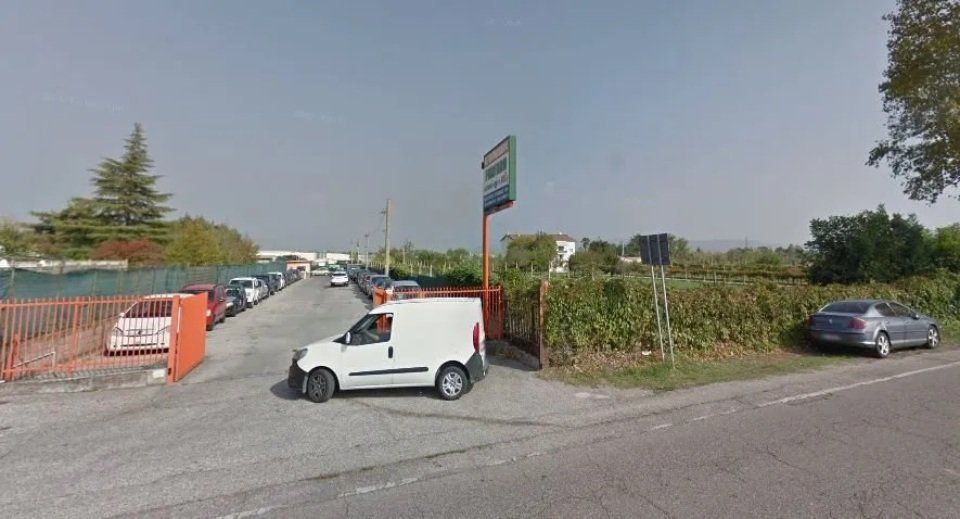 ufficio centro di autodemolizione