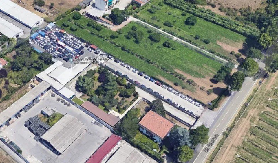vista dall'alto centro di autodemolizione