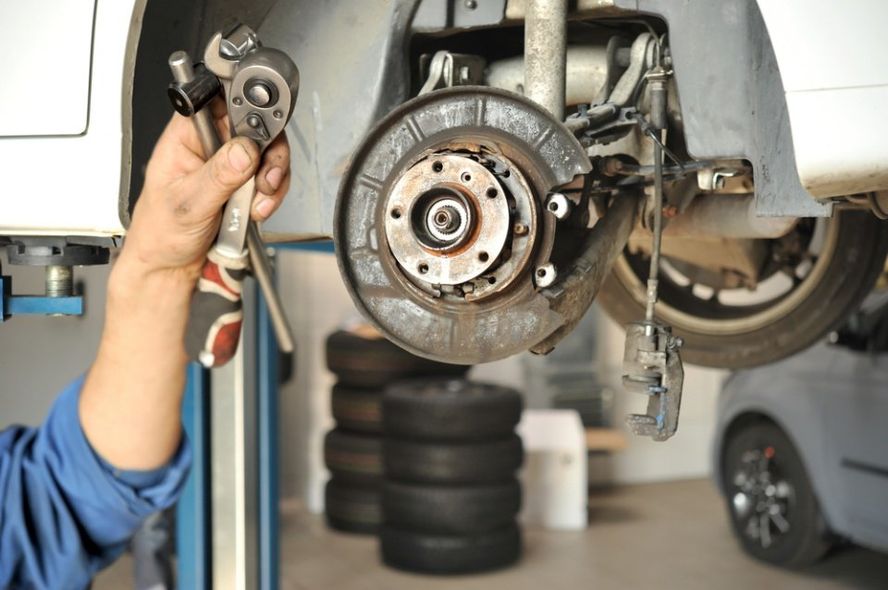 carrozziere durante un intervento in officina