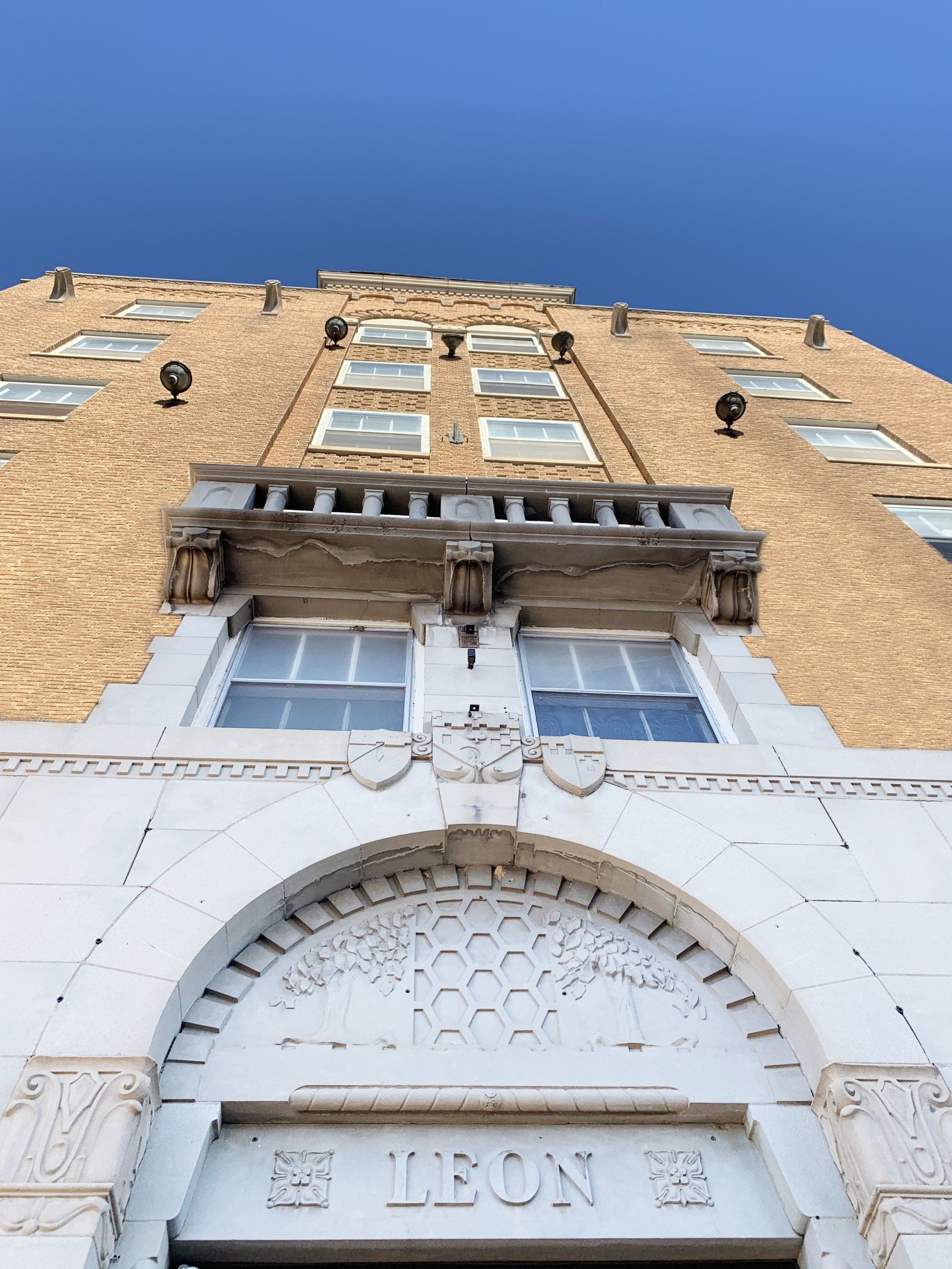 leon place hutchinson ks