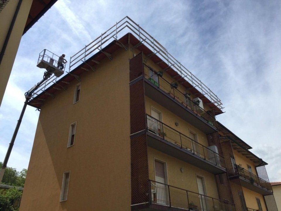 Edificio e piattaforma aerea