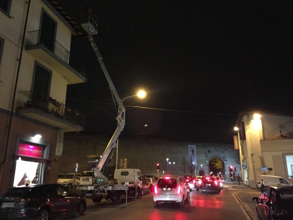 Edificio e piattaforma aerea di notte