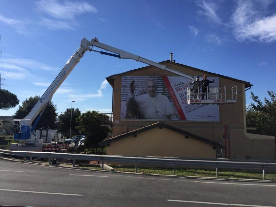 Operai su piattaforma aerea