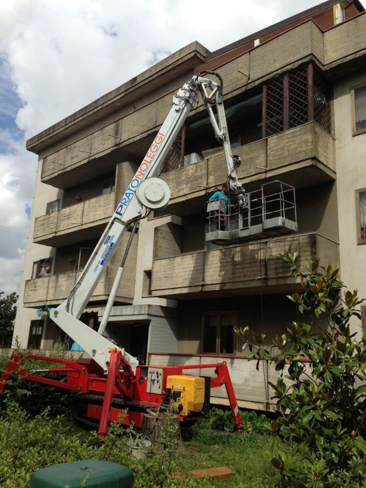 Piattaforma a ragno per intervento su edificio