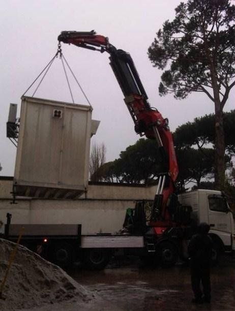 Piattaforma che solleva casetta in cemento