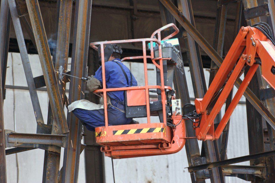Operatore su cestello al lavoro