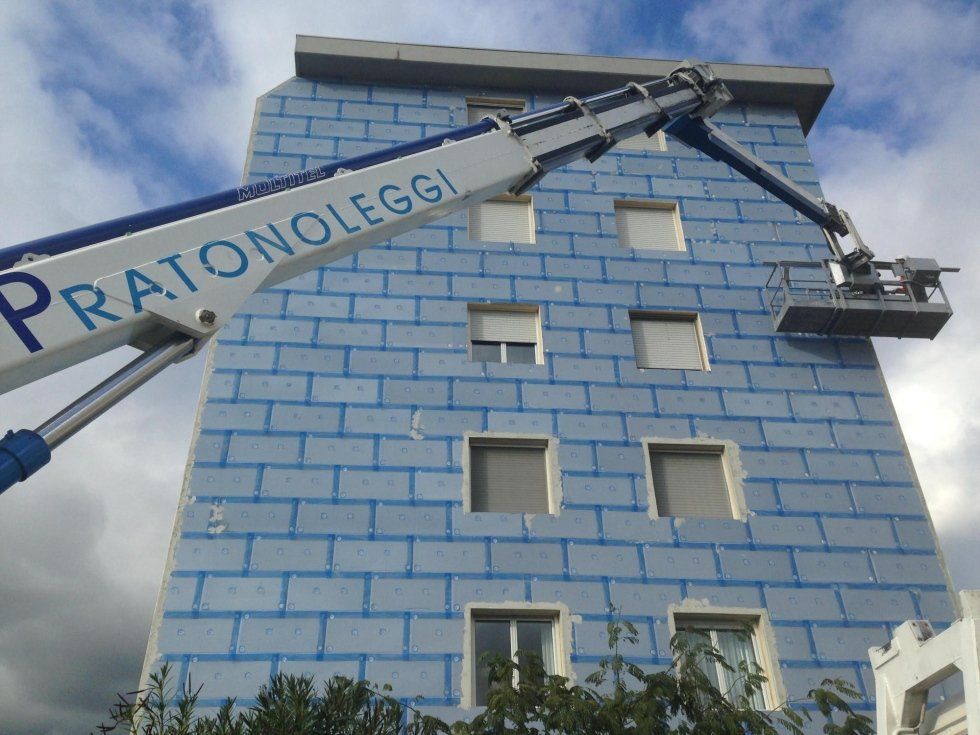 Fase di realizzazione di cappotto termico