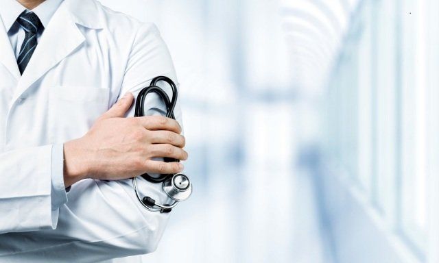 Medico a braccia conserte
