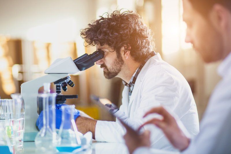 Medico al microscopio