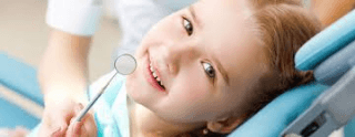 Una bambina durante una visita dentistica