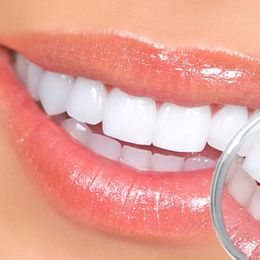 Un sorriso con denti bianchi