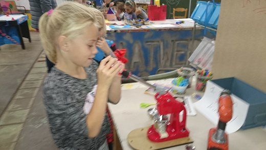 Je eigen button maken en ontwerpen! Kinderfeestje, met pannenkoeken, met patat, met warm eten, kinderfeestjes, verjaardagsfeestje, het leukste kinderfeestje, kinderpartijtje, Groningen, Veendam, Scheemda, Delfzijl, Haren, Leek, Roden, Drenthe, Friesland, Zuidlaren, Zuidbroek, Noordbroek, Winschoten, Hoogezand, Appingedam, Muntendam, Wildervank, Oude Pekela, Nieuwe Pekela, Slochteren, Coevorden, voor alle leeftijden, 4 jaar, 5 jaar, 6 jaar, 7 jaar, 8 jaar, 9 jaar, 10 jaar, 11 jaar, 12 jaar