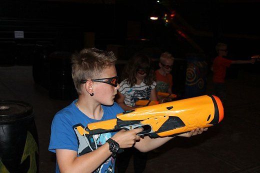 Nerfschieten Nerf battle Kinderfeestje, met pannenkoeken, met patat, met warm eten, kinderfeestjes, verjaardagsfeestje, het leukste kinderfeestje, kinderpartijtje, Groningen, Veendam, Scheemda, Delfzijl, Haren, Leek, Roden, Drenthe, Friesland, Zuidlaren, Zuidbroek, Noordbroek, Winschoten, Hoogezand, Appingedam, Muntendam, Wildervank, Oude Pekela, Nieuwe Pekela, Slochteren, Coevorden, voor alle leeftijden, 4 jaar, 5 jaar, 6 jaar, 7 jaar, 8 jaar, 9 jaar, 10 jaar, 11 jaar, 12 jaar